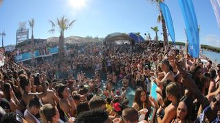 Otok Pag – Hideout festival privukao je mnogobrojnu publiku na popularnu plazu Zrce gdje se na after beach partiju u klubu Papaya plesalo cijelo poslijepodne. Photo: Filip Brala/PIXSELL