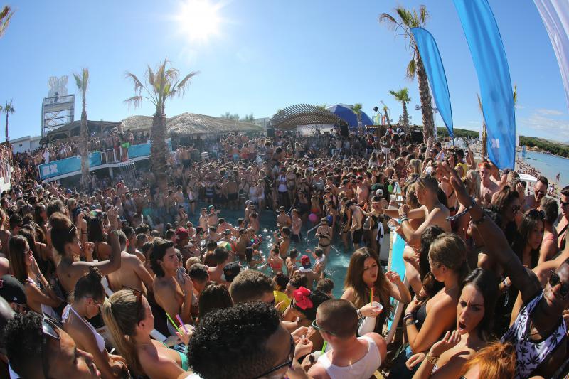 Otok Pag – Hideout festival privukao je mnogobrojnu publiku na popularnu plazu Zrce gdje se na after beach partiju u klubu Papaya plesalo cijelo poslijepodne. Photo: Filip Brala/PIXSELL