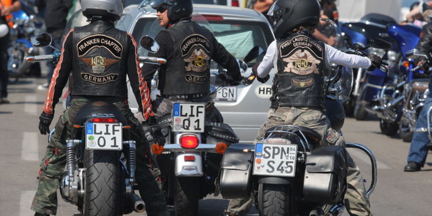 Zadar, 260511.
U Biogradu je poceo susret ljubitelja Harley Davidson motora koji ce se odrzati izmedu 26. i 29. svibnja
Na slici : bikeri u Biogradu
Foto : Vladimir Ivanov / CROPIX Zadar, 260511.
U Biogradu je poceo susret ljubitelja Harley Davidson motora koji ce se odrzati izmedu 26. i 29. svibnja
Na slici : bikeri u Biogradu
Foto : Vladimir Ivanov / CROPIX
