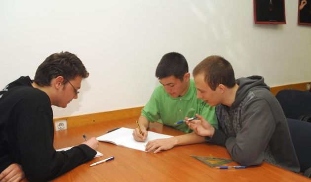 Nikola Santoric, Daniel Dubos i Lovro Cehulic, najbolji maturanti u Tehnickoj skoli Rudjer Boskovic. Photo: Davor Visnjic/PIXSELL