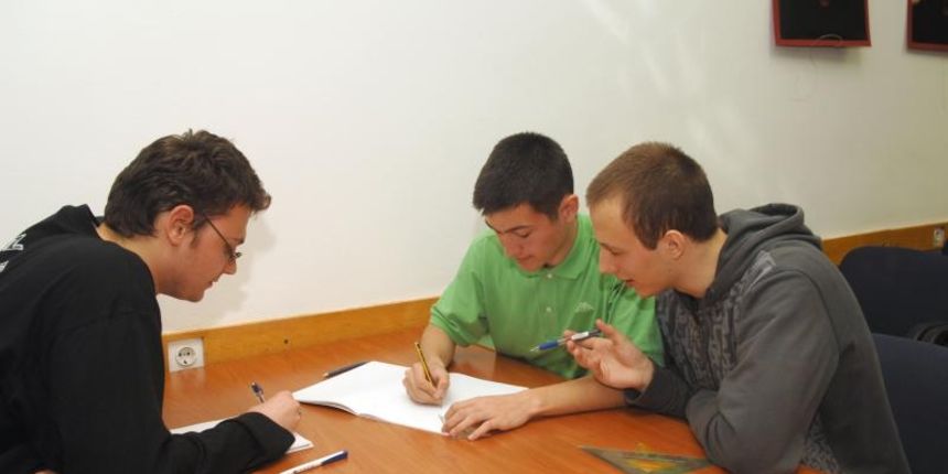 Nikola Santoric, Daniel Dubos i Lovro Cehulic, najbolji maturanti u Tehnickoj skoli Rudjer Boskovic. Photo: Davor Visnjic/PIXSELL