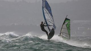Zadar: Surferi uživaju u valovima koje je prouzročilo snažno jugo, Photo: Filip Brala/PIXSELL