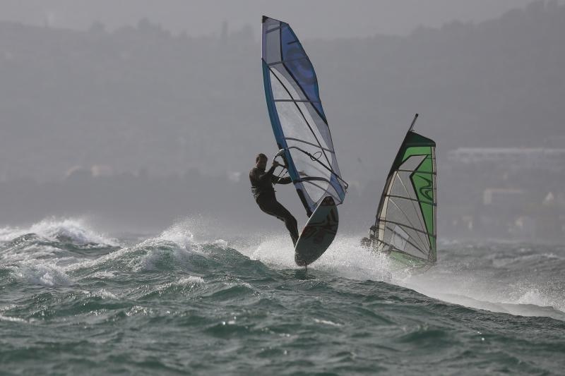 Zadar: Surferi uživaju u valovima koje je prouzročilo snažno jugo, Photo: Filip Brala/PIXSELL