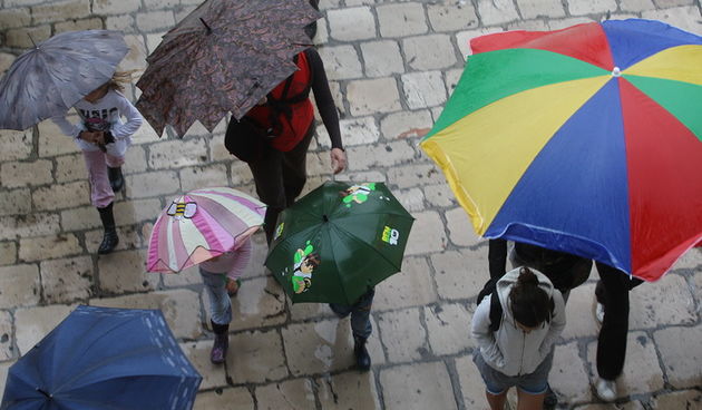 Zadar,300810.
U Zadru je kao i u cijeloj Hrvatskoj zahladilo i pada kisa.Neke turiste to nije smetalo za setnju gradom.
Foto : Vladimir Ivanov / CROPIX