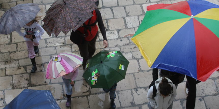 Zadar,300810.
U Zadru je kao i u cijeloj Hrvatskoj zahladilo i pada kisa.Neke turiste to nije smetalo za setnju gradom.
Foto : Vladimir Ivanov / CROPIX Zadar,300810.
U Zadru je kao i u cijeloj Hrvatskoj zahladilo i pada kisa.Neke turiste to nije smetalo za setnju gradom.
Foto : Vladimir Ivanov / CROPIX