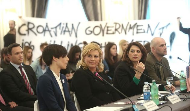 Kolinda Grabar Kitarovic o slobodi medija. Clanovi udruge Radnicka Fronta razvukli su transparent usred konferencije. Photo: Sanjin Strukic/PIXSELL