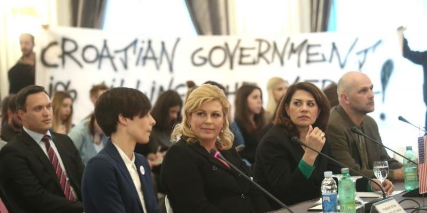 Kolinda Grabar Kitarovic o slobodi medija. Clanovi udruge Radnicka Fronta razvukli su transparent usred konferencije. Photo: Sanjin Strukic/PIXSELL Kolinda Grabar Kitarovic o slobodi medija. Clanovi udruge Radnicka Fronta razvukli su transparent usred konferencije. Photo: Sanjin Strukic/PIXSELL