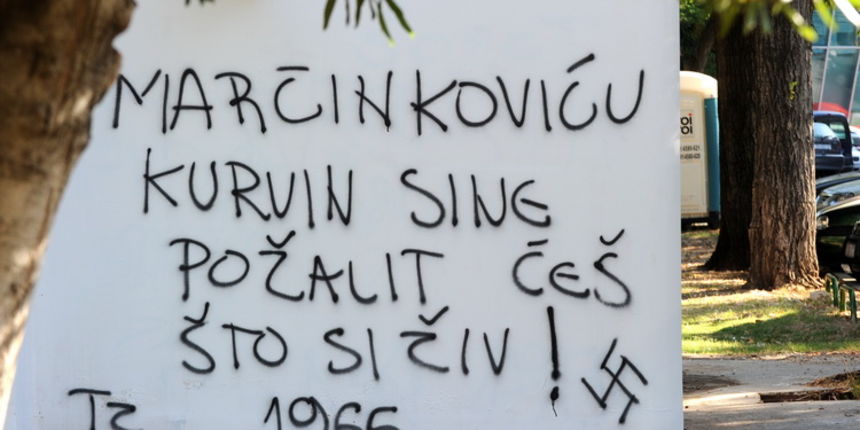 Zadar, 310811.
Na zadarskom predjelu Relja nedavno je osvanuo prijeteci grafit namjenjen Pavlu Marcinkovicu bivsem mladom kosarkasu Zadra koji je presao u Cibonu.
Foto : Andrija Lucic / cropix