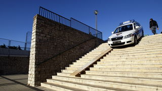 Zadar, 211211. 
Danas popodne oko 14 i 30 dogodila se neobicna prometna nesreca u kojoj je policijski automobil zavrsio na stepenicama dvorista Osnovne skole Krune Krstica u Arbanasima. Kako je doslo do toga znati ce se nakon ocevida, a koliko znamo nema