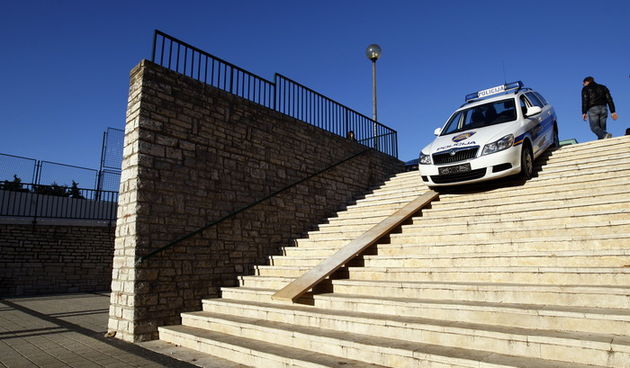 Zadar, 211211. 
Danas popodne oko 14 i 30 dogodila se neobicna prometna nesreca u kojoj je policijski automobil zavrsio na stepenicama dvorista Osnovne skole Krune Krstica u Arbanasima. Kako je doslo do toga znati ce se nakon ocevida, a koliko znamo nema