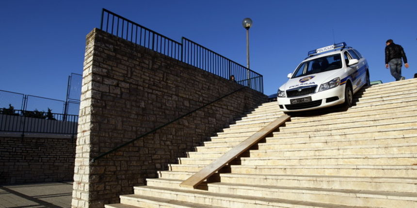 Zadar, 211211. 
Danas popodne oko 14 i 30 dogodila se neobicna prometna nesreca u kojoj je policijski automobil zavrsio na stepenicama dvorista Osnovne skole Krune Krstica u Arbanasima. Kako je doslo do toga znati ce se nakon ocevida, a koliko znamo nema