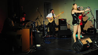 Zadar, 28.07.2011. snimio: Nenad Marčev
HIP HOP – JAZZ
SASKIA LAROO PROJECT (NL-USA-CRO- ITALY)
Saskia Laroo – trumpet, vocal
Warren Byrd – keyboards, vocal
MC Stewlocks Andy Ninvalle – rap, vocal
Daniel Guelli – bass guitar
Sin Banović – dr Zadar, 28.07.2011. snimio: Nenad Marčev
HIP HOP – JAZZ
SASKIA LAROO PROJECT (NL-USA-CRO- ITALY)
Saskia Laroo – trumpet, vocal
Warren Byrd – keyboards, vocal
MC Stewlocks Andy Ninvalle – rap, vocal
Daniel Guelli – bass guitar
Sin Banović – dr