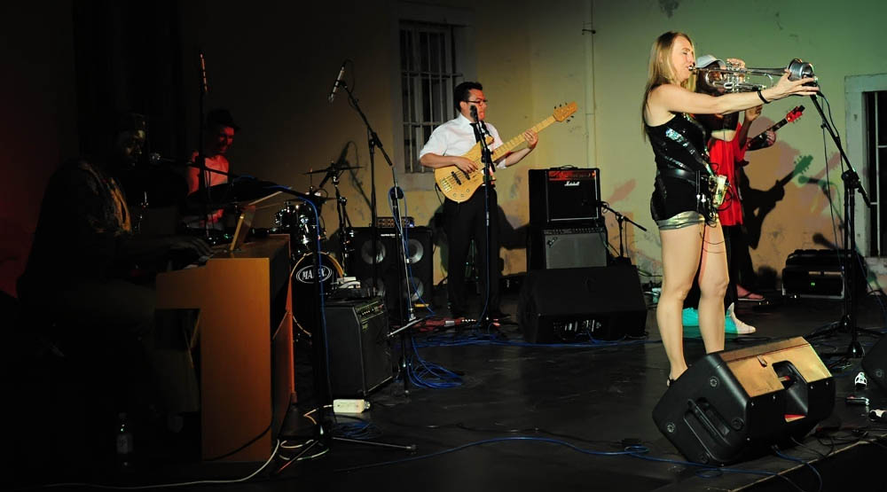 Zadar, 28.07.2011. snimio: Nenad Marčev
HIP HOP – JAZZ
SASKIA LAROO PROJECT (NL-USA-CRO- ITALY)
Saskia Laroo – trumpet, vocal
Warren Byrd – keyboards, vocal
MC Stewlocks Andy Ninvalle – rap, vocal
Daniel Guelli – bass guitar
Sin Banović – dr Zadar, 28.07.2011. snimio: Nenad Marčev
HIP HOP – JAZZ
SASKIA LAROO PROJECT (NL-USA-CRO- ITALY)
Saskia Laroo – trumpet, vocal
Warren Byrd – keyboards, vocal
MC Stewlocks Andy Ninvalle – rap, vocal
Daniel Guelli – bass guitar
Sin Banović – dr