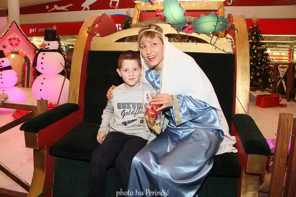 Sv. Luce razveselila mališane u Supernova centru, Foto: Iva Perinčić Sv. Luce razveselila mališane u Supernova centru, Foto: Iva Perinčić