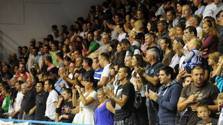 Zadar, 230912
Dvorana Jazine.
Humanitarna utakmica “Za Stephanie smo vratili kosarku u Jazine” na kojoj su nastupile brojne bivse zvijezde KK Zadra poput Dina Radje, Arijana Komazeca, Gordana Giriceka i drugih.
Na fotografiji: detalj s dogadjaja
Foto: Lu Zadar, 230912
Dvorana Jazine.
Humanitarna utakmica “Za Stephanie smo vratili kosarku u Jazine” na kojoj su nastupile brojne bivse zvijezde KK Zadra poput Dina Radje, Arijana Komazeca, Gordana Giriceka i drugih.
Na fotografiji: detalj s dogadjaja
Foto: Lu