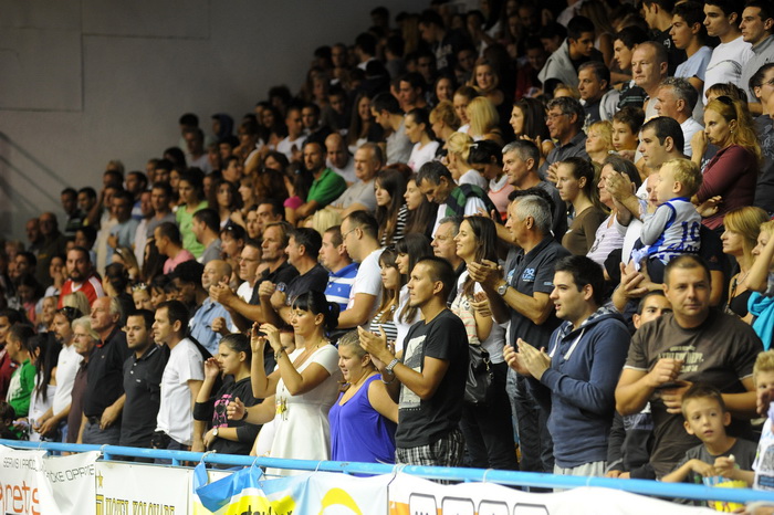 Zadar, 230912
Dvorana Jazine.
Humanitarna utakmica “Za Stephanie smo vratili kosarku u Jazine” na kojoj su nastupile brojne bivse zvijezde KK Zadra poput Dina Radje, Arijana Komazeca, Gordana Giriceka i drugih.
Na fotografiji: detalj s dogadjaja
Foto: Lu Zadar, 230912
Dvorana Jazine.
Humanitarna utakmica “Za Stephanie smo vratili kosarku u Jazine” na kojoj su nastupile brojne bivse zvijezde KK Zadra poput Dina Radje, Arijana Komazeca, Gordana Giriceka i drugih.
Na fotografiji: detalj s dogadjaja
Foto: Lu