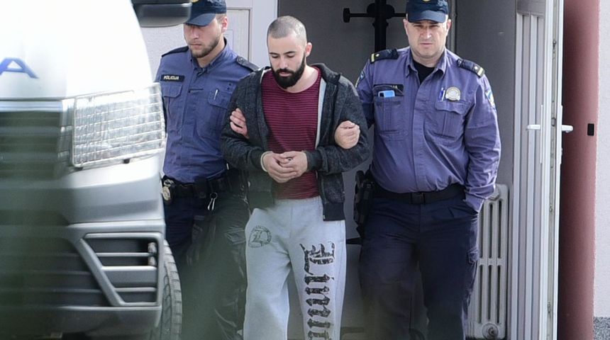 Privodjenje drugog osumnjicenog za ubojstvo Tomislava Sablje u nocnom klubu Privodjenje drugog osumnjicenog za ubojstvo Tomislava Sablje u nocnom klubu