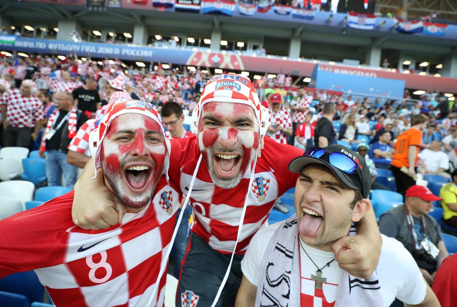 Veseli hrvatski navijači u kockicama ispunili Baltik Arenu u Kalinjingradu Veseli hrvatski navijači u kockicama ispunili Baltik Arenu u Kalinjingradu