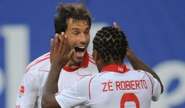 Van Nistelrooy i Ze Roberto, Foto: AP Photo