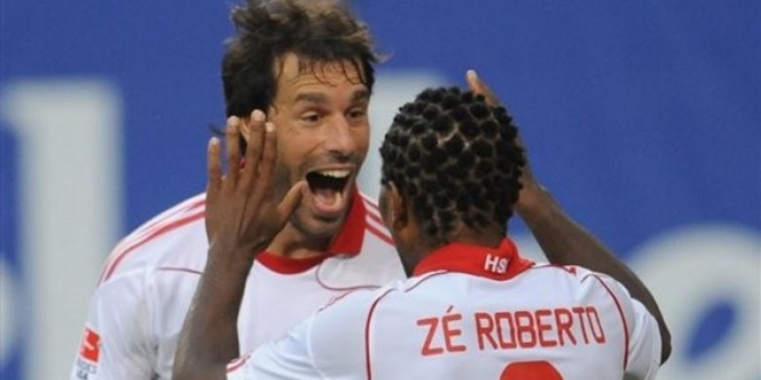 Van Nistelrooy i Ze Roberto, Foto: AP Photo Van Nistelrooy i Ze Roberto, Foto: AP Photo