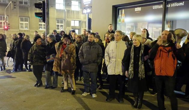 Skupina od 50-ak gradjana predvodjena Domagojem Margeticem prosvjedovala je ispred stana predsjednice Kolinde Grabar-Kitarovic pozivajuci je na razgovor s gradjanima. Photo: Borna Filic/PIXSELL