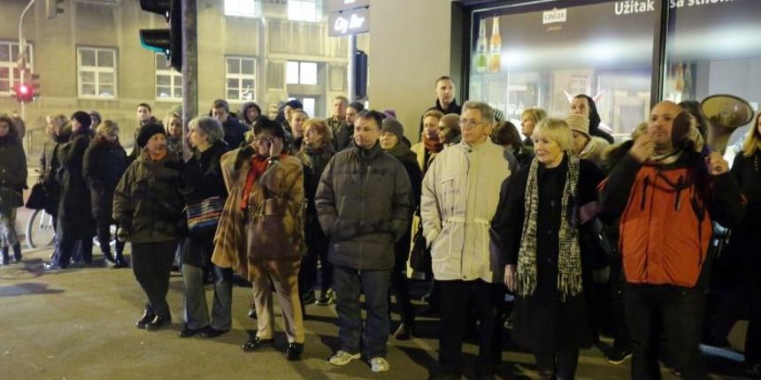 Skupina od 50-ak gradjana predvodjena Domagojem Margeticem prosvjedovala je ispred stana predsjednice Kolinde Grabar-Kitarovic pozivajuci je na razgovor s gradjanima. Photo: Borna Filic/PIXSELL