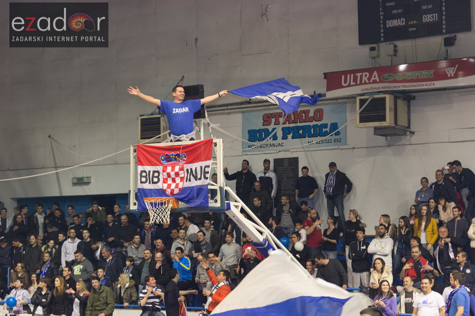 Humanitarno gledanje utakmice Zadar-Cibona (85-84) u Jazinama Humanitarno gledanje utakmice Zadar-Cibona (85-84) u Jazinama