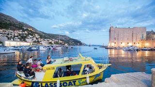 I zadnjeg dana rujna, Stradun i stara gradska jezgra Dubrovnika još uvijek je prepuna turista koji uživaju u znamenitostima starog groda. Foto: Grgo Jelavić/PIXSELL I zadnjeg dana rujna, Stradun i stara gradska jezgra Dubrovnika još uvijek je prepuna turista koji uživaju u znamenitostima starog groda. Foto: Grgo Jelavić/PIXSELL