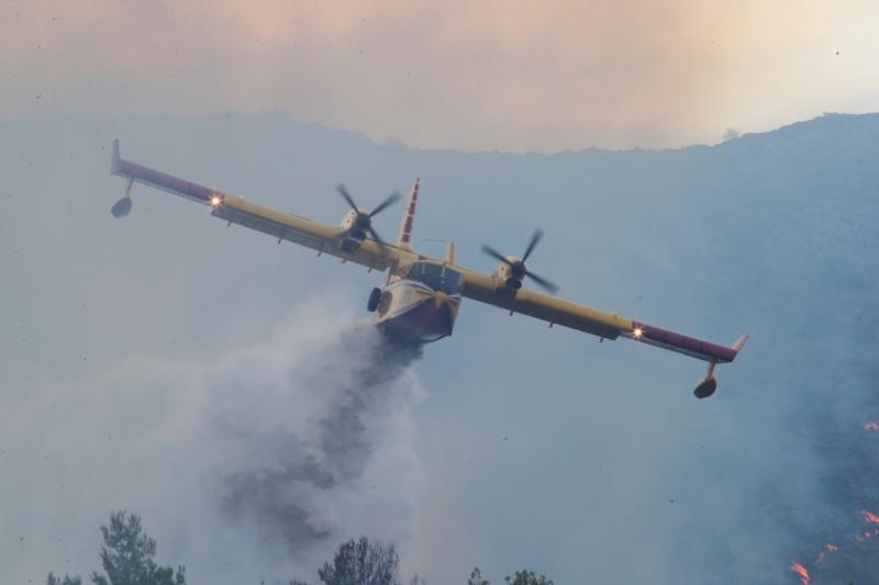 Podstrana u dimu, požar gasi i kanader Podstrana u dimu, požar gasi i kanader