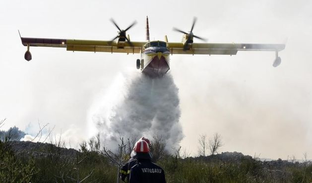 Požar kod Vodica gasio je i kanader, dio Jadranske magistrale bio je zatvoren