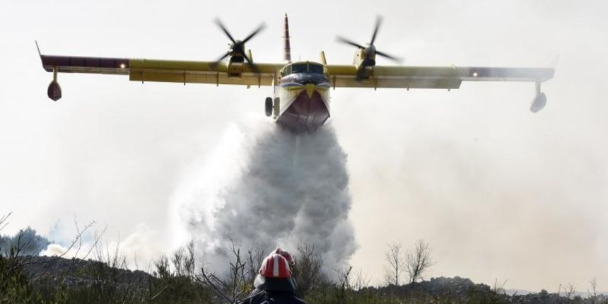 Požar kod Vodica gasio je i kanader, dio Jadranske magistrale bio je zatvoren Požar kod Vodica gasio je i kanader, dio Jadranske magistrale bio je zatvoren