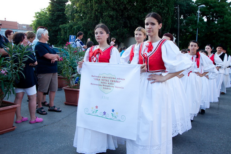 Biograd: 6. Dugi svehrvatski eno-eko-gastro-etno stol, Foto: Franjo Jurić Biograd: 6. Dugi svehrvatski eno-eko-gastro-etno stol, Foto: Franjo Jurić