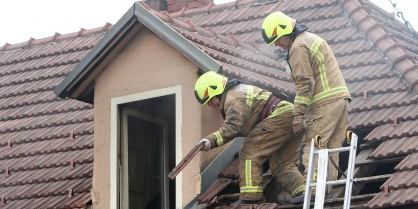 Duga Resa – U pozaru koji je oko 11.50 izbio u objektu obrta Marko za preradu i susenje ribe u Jelacicevoj ulici u sredistu Duga Rese izgorio je dio pogona za susenje ribe. Vlasnica obrta Branka Petrunic Becker procjenjuje da je steta oko 60 tisuca eura. Duga Resa – U pozaru koji je oko 11.50 izbio u objektu obrta Marko za preradu i susenje ribe u Jelacicevoj ulici u sredistu Duga Rese izgorio je dio pogona za susenje ribe. Vlasnica obrta Branka Petrunic Becker procjenjuje da je steta oko 60 tisuca eura.