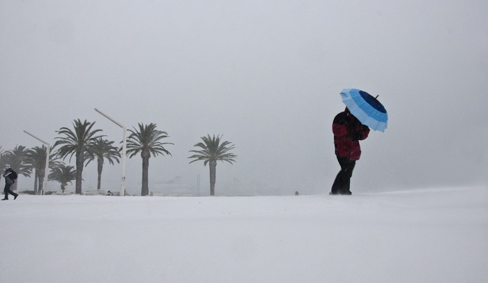 Split, 030212
Nakon nekoliko godina, danima najavljivan snijeg pao je i na Splitskom podrucju. Iako je bio najavljen, Splicani nisu bili spremni na bijeli pokrivac, te im je on uz snaznu buru otezavao svakodnevni zivot. Teperatura je bila oko -3. Najvjero Split, 030212
Nakon nekoliko godina, danima najavljivan snijeg pao je i na Splitskom podrucju. Iako je bio najavljen, Splicani nisu bili spremni na bijeli pokrivac, te im je on uz snaznu buru otezavao svakodnevni zivot. Teperatura je bila oko -3. Najvjero