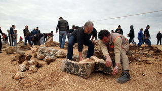 Skabrnja, 230313.
Na Razovljevoj glavici u Skabrnji, uz put koji ce prolaziti uokolo buducega Memorijalnog centra, jutros je izgradjen kriz u suhozidu. U gradnji kriza dimenzija 24 puta 15 metara, visine 80 centimetara te sirine jednog metra sudjelovalo j Skabrnja, 230313.
Na Razovljevoj glavici u Skabrnji, uz put koji ce prolaziti uokolo buducega Memorijalnog centra, jutros je izgradjen kriz u suhozidu. U gradnji kriza dimenzija 24 puta 15 metara, visine 80 centimetara te sirine jednog metra sudjelovalo j