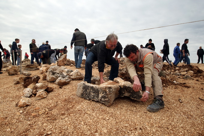 Skabrnja, 230313.
Na Razovljevoj glavici u Skabrnji, uz put koji ce prolaziti uokolo buducega Memorijalnog centra, jutros je izgradjen kriz u suhozidu. U gradnji kriza dimenzija 24 puta 15 metara, visine 80 centimetara te sirine jednog metra sudjelovalo j Skabrnja, 230313.
Na Razovljevoj glavici u Skabrnji, uz put koji ce prolaziti uokolo buducega Memorijalnog centra, jutros je izgradjen kriz u suhozidu. U gradnji kriza dimenzija 24 puta 15 metara, visine 80 centimetara te sirine jednog metra sudjelovalo j