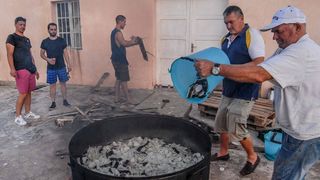 Tunuara 2016 – defile ribarica, spremanje brudeta, demonstracija ribarske vještine i koncert Zorica Kondža. Foto: TZ općine Kali/Adam Vidas Tunuara 2016 – defile ribarica, spremanje brudeta, demonstracija ribarske vještine i koncert Zorica Kondža. Foto: TZ općine Kali/Adam Vidas