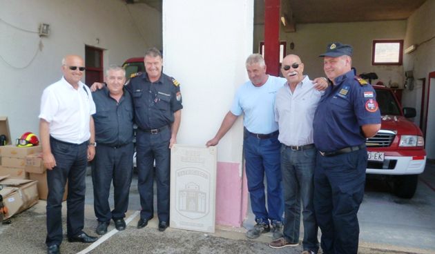 Glavni vatrogasni zapovjednik, Slavko Tucaković i ravnatelj DUZS-a Jadran Perinić, zajedno s predsjednikom i zapovjednikom VZ Zadarske županije, Kažom Kolanovićem i Željkom Šošom, posjetili su vatrogasce DVD-a Pag, kako bi im donirali potrebnu im opremu