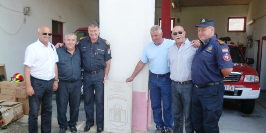 Glavni vatrogasni zapovjednik, Slavko Tucaković i ravnatelj DUZS-a Jadran Perinić, zajedno s predsjednikom i zapovjednikom VZ Zadarske županije, Kažom Kolanovićem i Željkom Šošom, posjetili su vatrogasce DVD-a Pag, kako bi im donirali potrebnu im opremu
