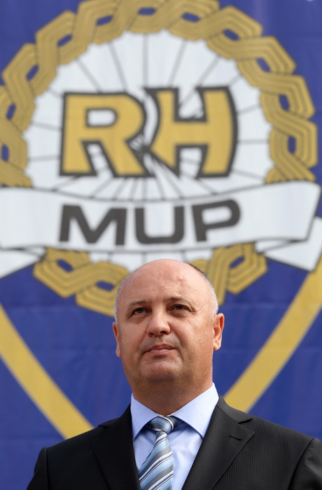 Zadar, 280912.
U sjedistu Policijske uprave zadarske u Centru Franko Lisica u Zadru, odrzala se svecana proslava Dana policije. Uz govor novog nacelnika PU zadarske Nevena Paskalina odrzana je i pokazna vjezba zadarskih specijalaca.
Na fotografiji: Neven Zadar, 280912.
U sjedistu Policijske uprave zadarske u Centru Franko Lisica u Zadru, odrzala se svecana proslava Dana policije. Uz govor novog nacelnika PU zadarske Nevena Paskalina odrzana je i pokazna vjezba zadarskih specijalaca.
Na fotografiji: Neven