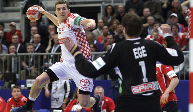 Graz, 190110.
Europsko prvenstvo u rukometu, EURO 2010 Austrija, 1. kolo, grupa A, susret ekipa Hrvatske i Norveske.
Na slici: Manuel Strlek, Steiner Ege.
Foto: Nenad Dugi / Cropix