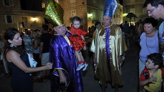 Pag, 280712. 
Pazani i njihovi gosti ove su godine odrzali dvije karnevalske veceri i na kraju spalili mesopusta Marka i bacili ga s mosta u more. Neizostavni dio paskog karnevala je pasko kolo. Izmedju dva svjetska rata (1924. godine) zadarski glazbenik