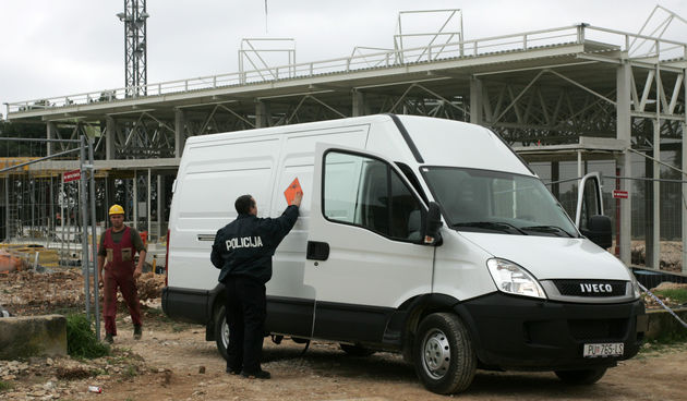Avionska neeksplodirana bomba iz drugog Svjetskog rata koja je prekjucer pronadjena na gradilistu osnovne skole Veli vrh, uspjesno je demontirana i ukrcana u kombi te ce ju prebaciti na Marleru gdje ce biti unistena. Demontaza upaljaca je trajala cijelo j
