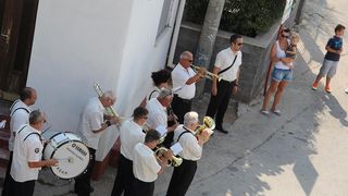 Na Stanovima se Kraljica mira slavi već preko 20 godina, a sinoćnjim misnim slavljem, procesijom i kasnije koncertom na školskom igralištu Stanarci su proslavili još jednu feštu. Koncert su održali grupa Dalmatico i Ivica Sikirić Ićo, foto: I. Perinčić Na Stanovima se Kraljica mira slavi već preko 20 godina, a sinoćnjim misnim slavljem, procesijom i kasnije koncertom na školskom igralištu Stanarci su proslavili još jednu feštu. Koncert su održali grupa Dalmatico i Ivica Sikirić Ićo, foto: I. Perinčić