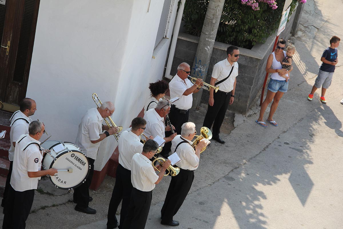 Na Stanovima se Kraljica mira slavi već preko 20 godina, a sinoćnjim misnim slavljem, procesijom i kasnije koncertom na školskom igralištu Stanarci su proslavili još jednu feštu. Koncert su održali grupa Dalmatico i Ivica Sikirić Ićo, foto: I. Perinčić Na Stanovima se Kraljica mira slavi već preko 20 godina, a sinoćnjim misnim slavljem, procesijom i kasnije koncertom na školskom igralištu Stanarci su proslavili još jednu feštu. Koncert su održali grupa Dalmatico i Ivica Sikirić Ićo, foto: I. Perinčić