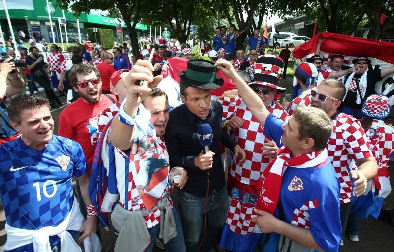 Hrvatski navijači okupirali Saint-Etienne pred utakmicu između Hrvatske i Češke. Photo: Sanjin Strukić/PIXSELL