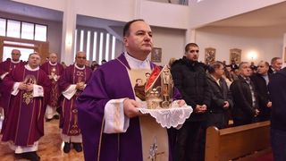 Kistanje: Zadarski nadbiskup Želimir Puljić blagoslovio relikvije sv. Nikole. Foto: Hrvoje Jelavić/PIXSELL Kistanje: Zadarski nadbiskup Želimir Puljić blagoslovio relikvije sv. Nikole. Foto: Hrvoje Jelavić/PIXSELL