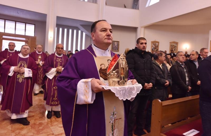 Kistanje: Zadarski nadbiskup Želimir Puljić blagoslovio relikvije sv. Nikole. Foto: Hrvoje Jelavić/PIXSELL Kistanje: Zadarski nadbiskup Želimir Puljić blagoslovio relikvije sv. Nikole. Foto: Hrvoje Jelavić/PIXSELL