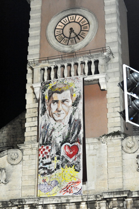 Zadar, 161112.
Kako je i najavljeno, na Narodnom trgu je oko 18h zapocelo organizirano slavlje povodom oslobodjenja generala Gotovine i Markaca. Do dugo u noc na pozornici ce se izmjenjivati brojni zadarski bendovi, klape i pjevaci poput Mladena Grdovica Zadar, 161112.
Kako je i najavljeno, na Narodnom trgu je oko 18h zapocelo organizirano slavlje povodom oslobodjenja generala Gotovine i Markaca. Do dugo u noc na pozornici ce se izmjenjivati brojni zadarski bendovi, klape i pjevaci poput Mladena Grdovica