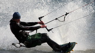 Zadar, 050411.
Nekoliko surfera iskoristilo je buru i suncan  dan za surfanje na plazi Zdrijac u Ninu.
Foto: Vladimir Ivanov / CROPIX